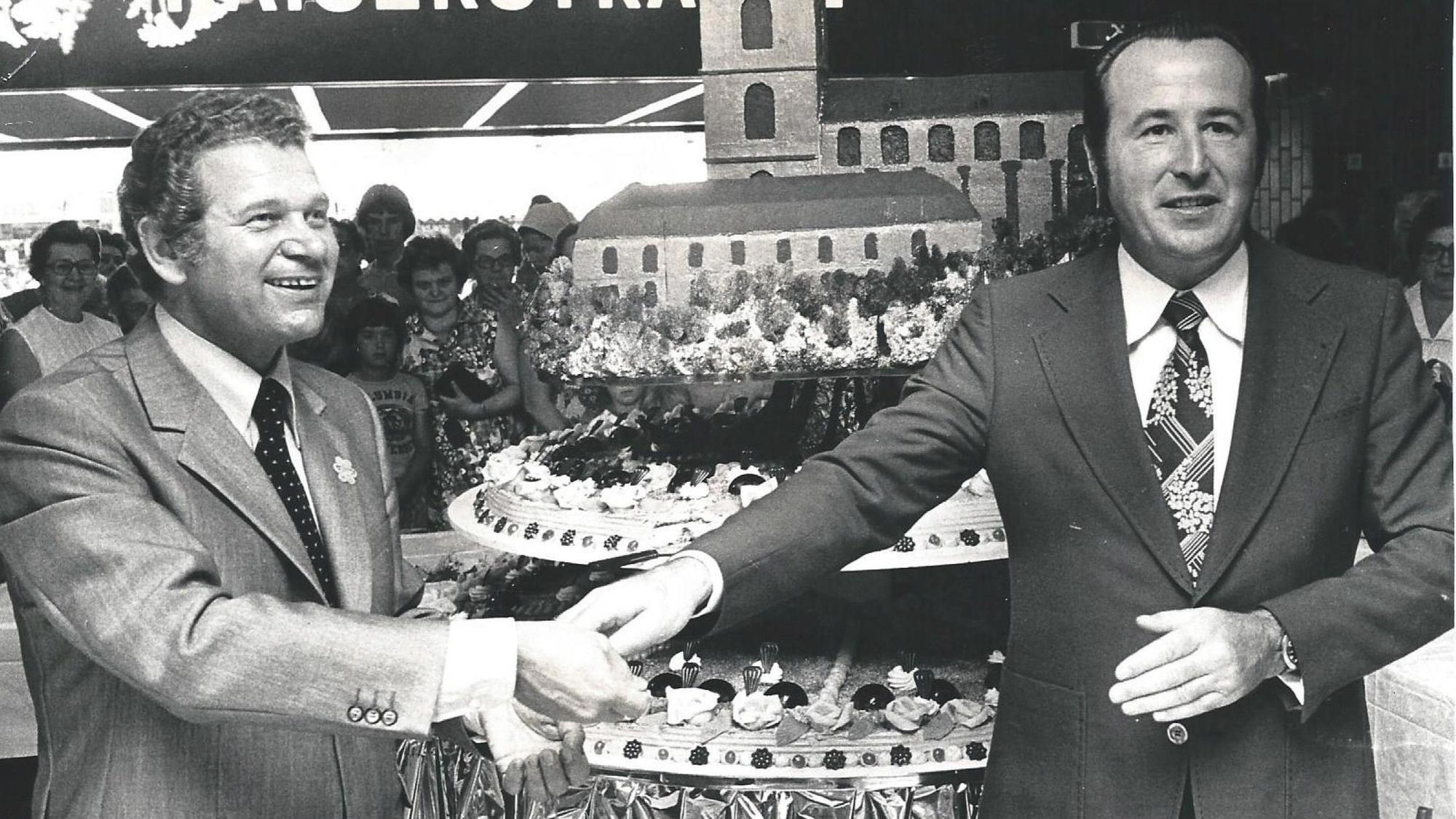 1975 gab es nach einem Jahr Kaufhof Kuchenverkauf mit Geschäftsführer Horst Gockel und Siegburgs Bürgermeister Adolf Herkenrath (rechts).
