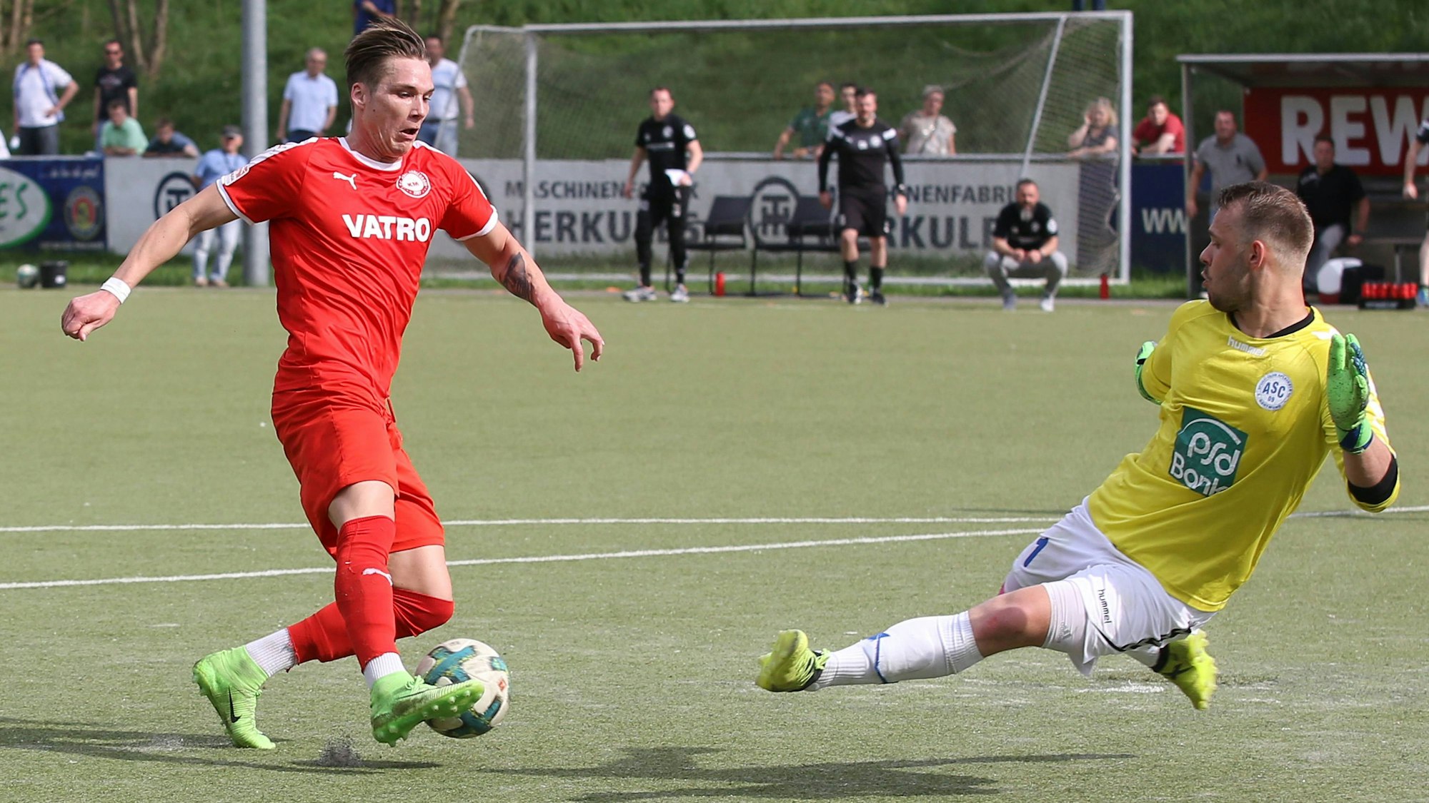 Norman Wermes (KM) li. gegen Torwart Jan Held (ASC) re. Fussball Oberliga Westfalen, 29. Spieltag, 1. FC Kaan-Marienborn - ASC 09 Dortmund, am 22.04.2018 in Siegen-Kaan-Marienborn/Deutschland. *** Norman Wermes KM li against Goalkeeper Jan Held ASC re Soccer Oberliga Westfalen 29 Round 1 FC Kaan Marienborn ASC 09 Dortmund on 22 04 2018 in Siegen Kaan Marienborn Germany