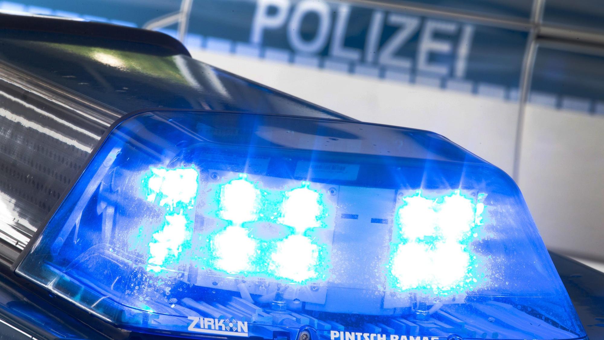Das Bild zeigt ein Blaulicht auf einem Streifenwagen.