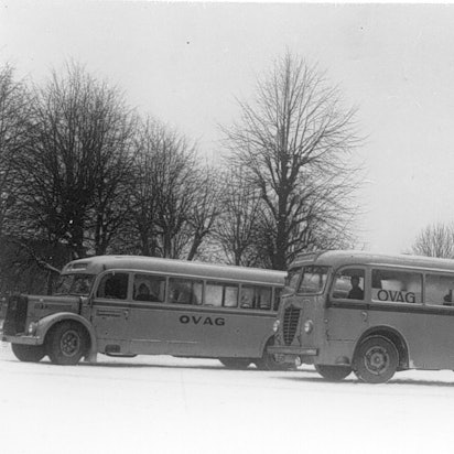 Zu sehen ist eine historische Aufnahme mit zwei Omnibussen.