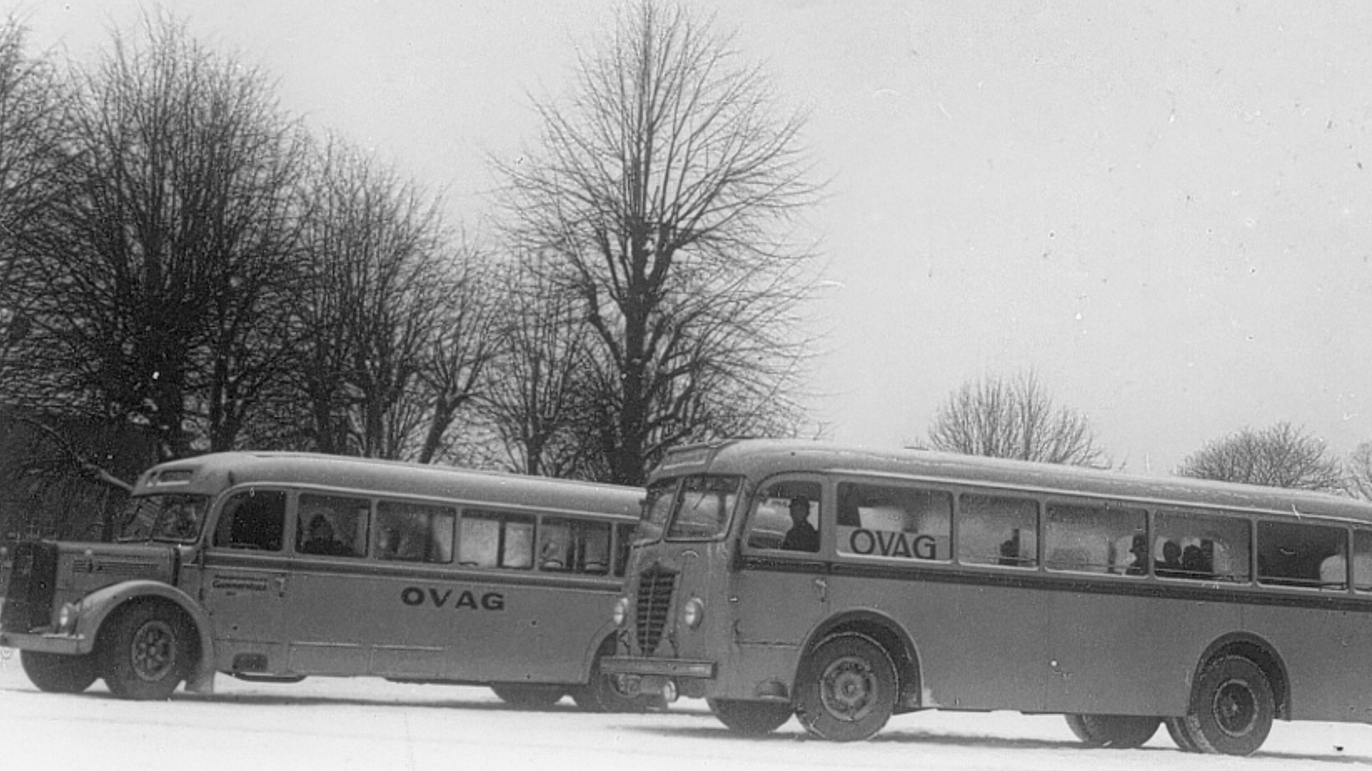 Zu sehen ist eine historische Aufnahme mit zwei Omnibussen.