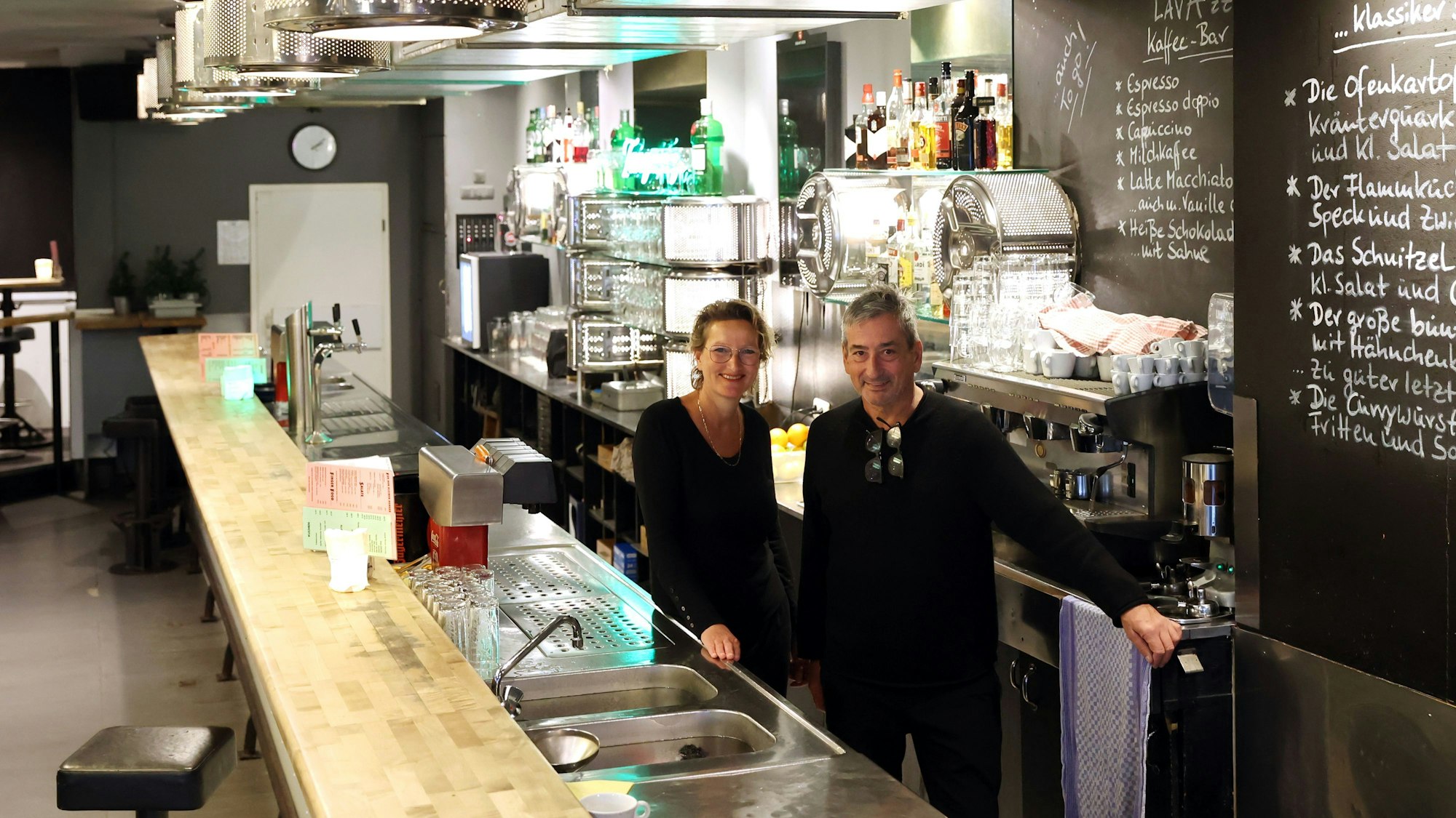 Blick in Gastronomie, zwei Menschen hinter der Theke