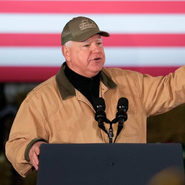 Tim Walz, Gouverneur von Minnesota, hält eine Rede vor US-Präsident Biden
