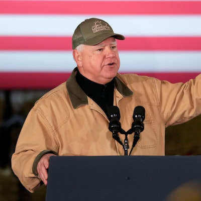 Tim Walz, Gouverneur von Minnesota, hält eine Rede vor US-Präsident Biden