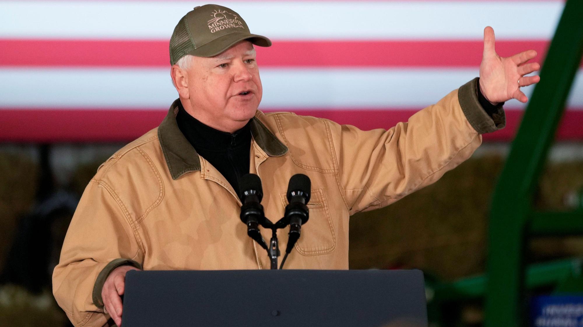 Tim Walz, Gouverneur von Minnesota, hält eine Rede vor US-Präsident Biden