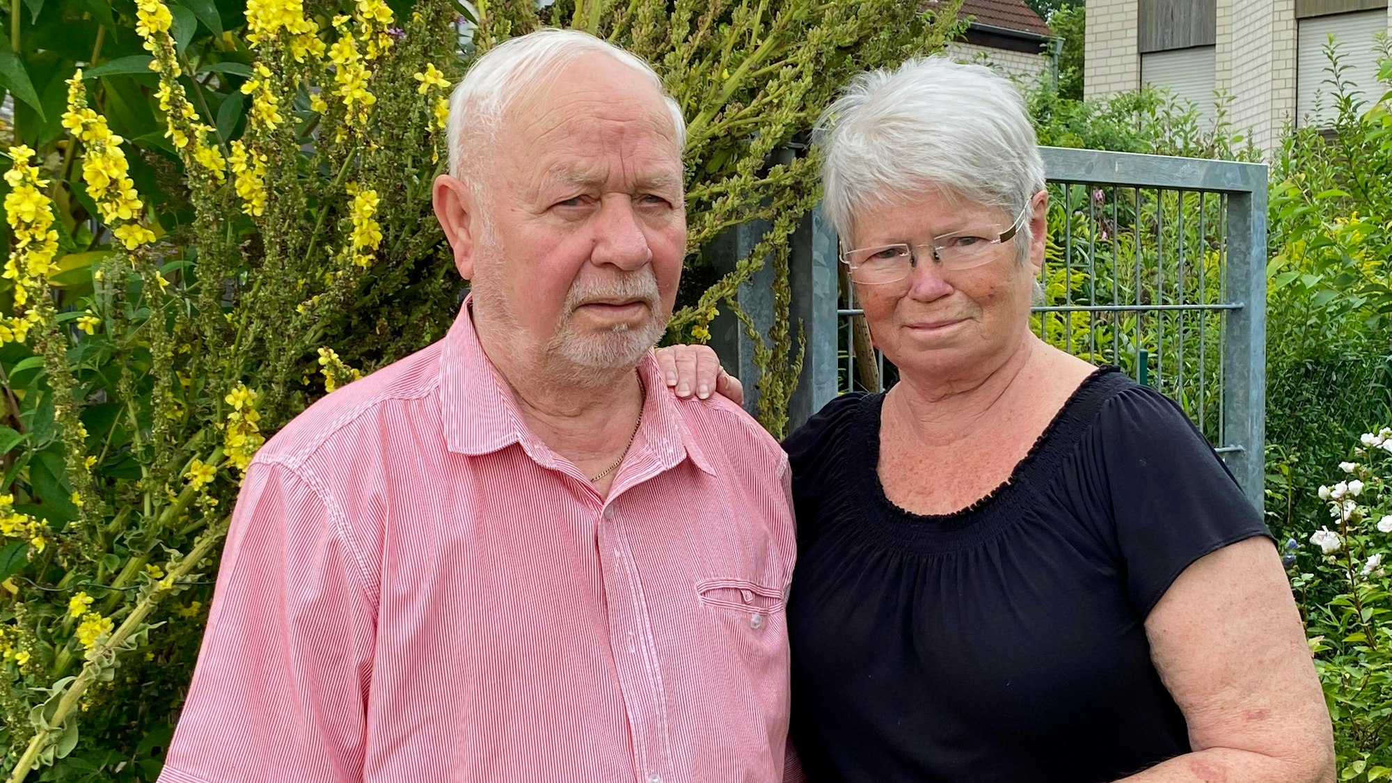 Das Diamanthochzeitspaar im Garten seines Hauses.