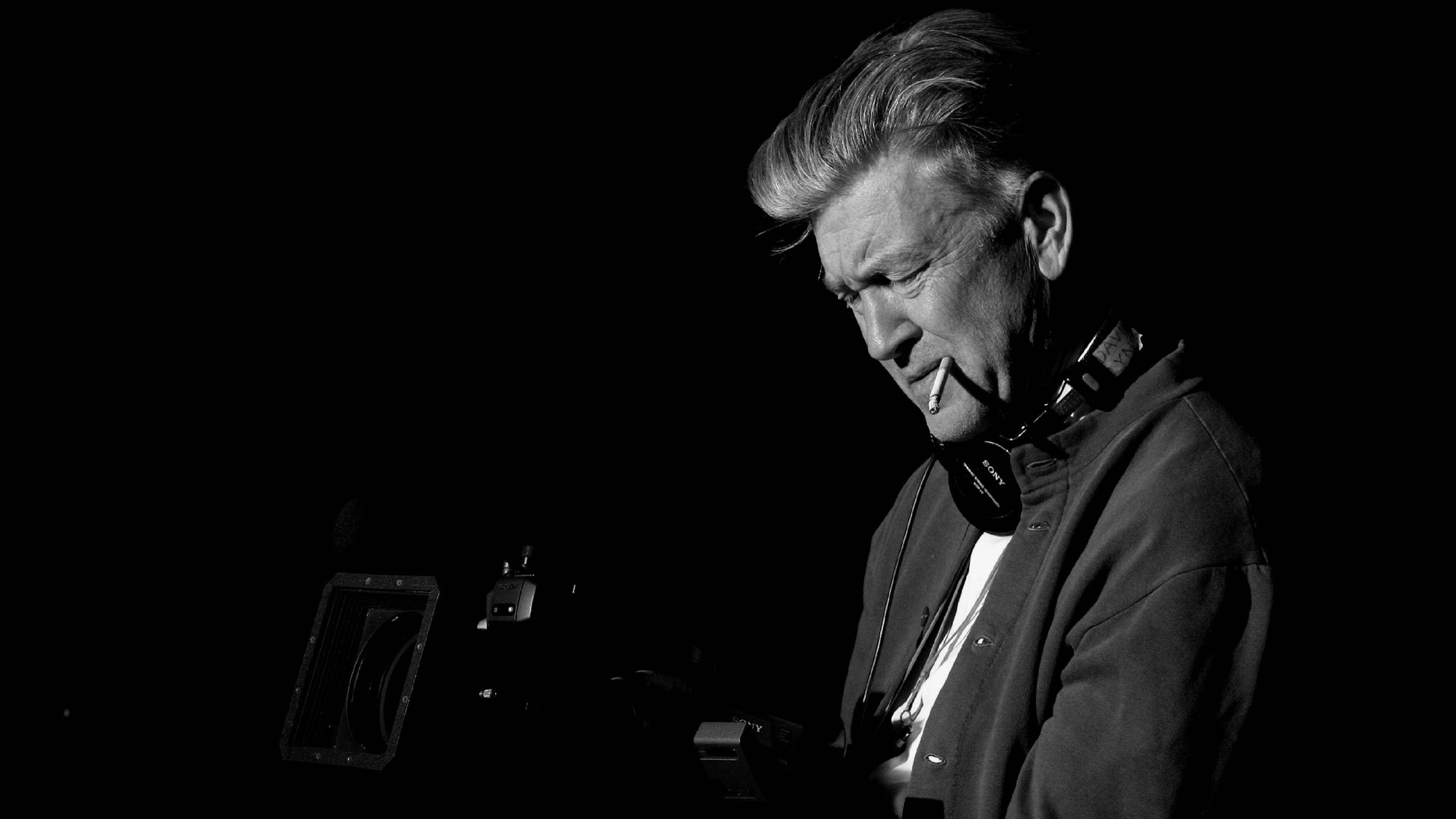 David Lynch raucht.