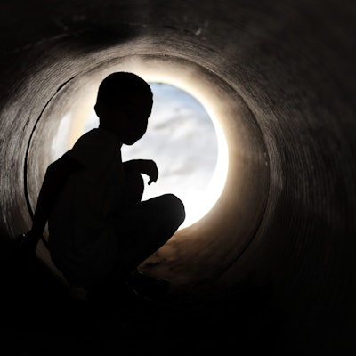 Raus aus dem Loch: Eltern können ihrem Kind helfen, eine depressive Erkrankung zu überwinden.