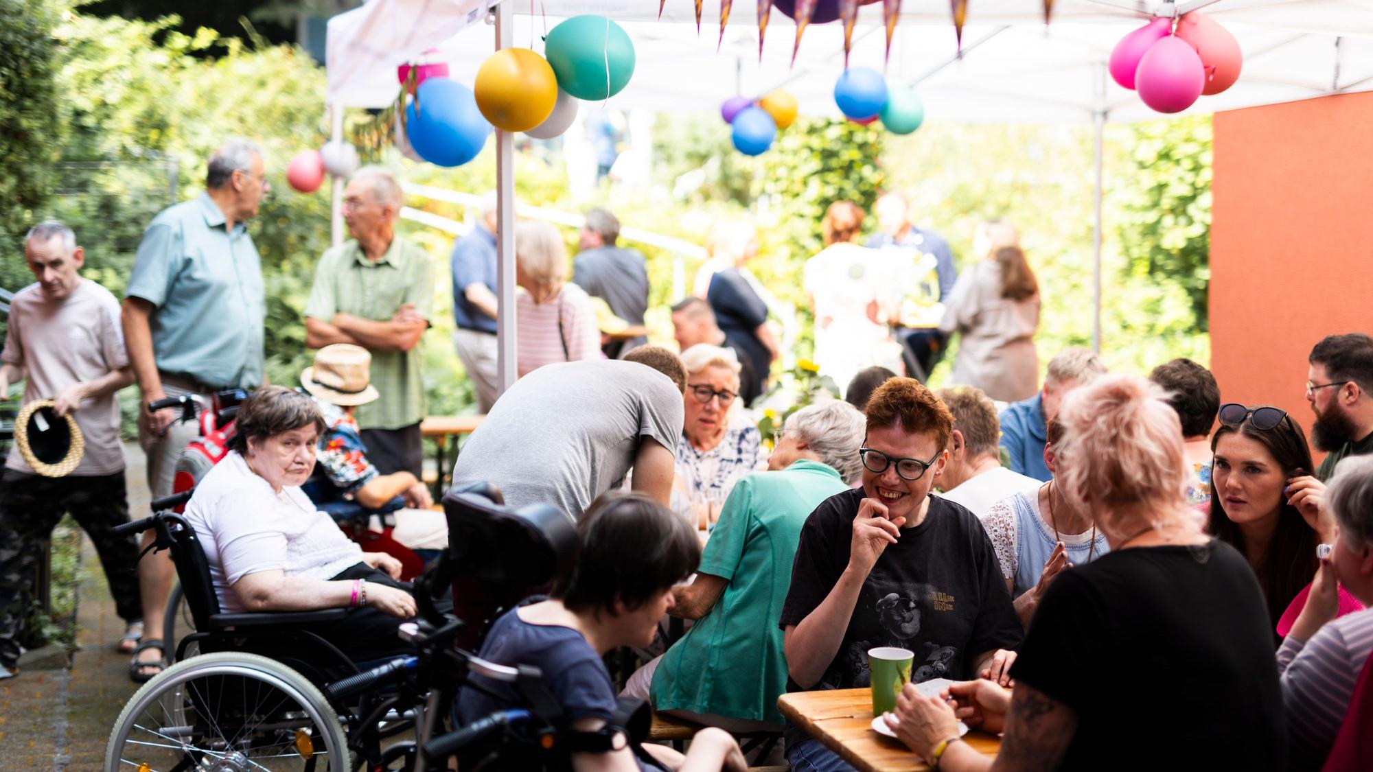 Die Bewohnerinnen und Bewohner des Hauses Maurinus in Lützenkirchen feierten jetzt Sommerfest. Das Haus hat eine neue Trägerin.