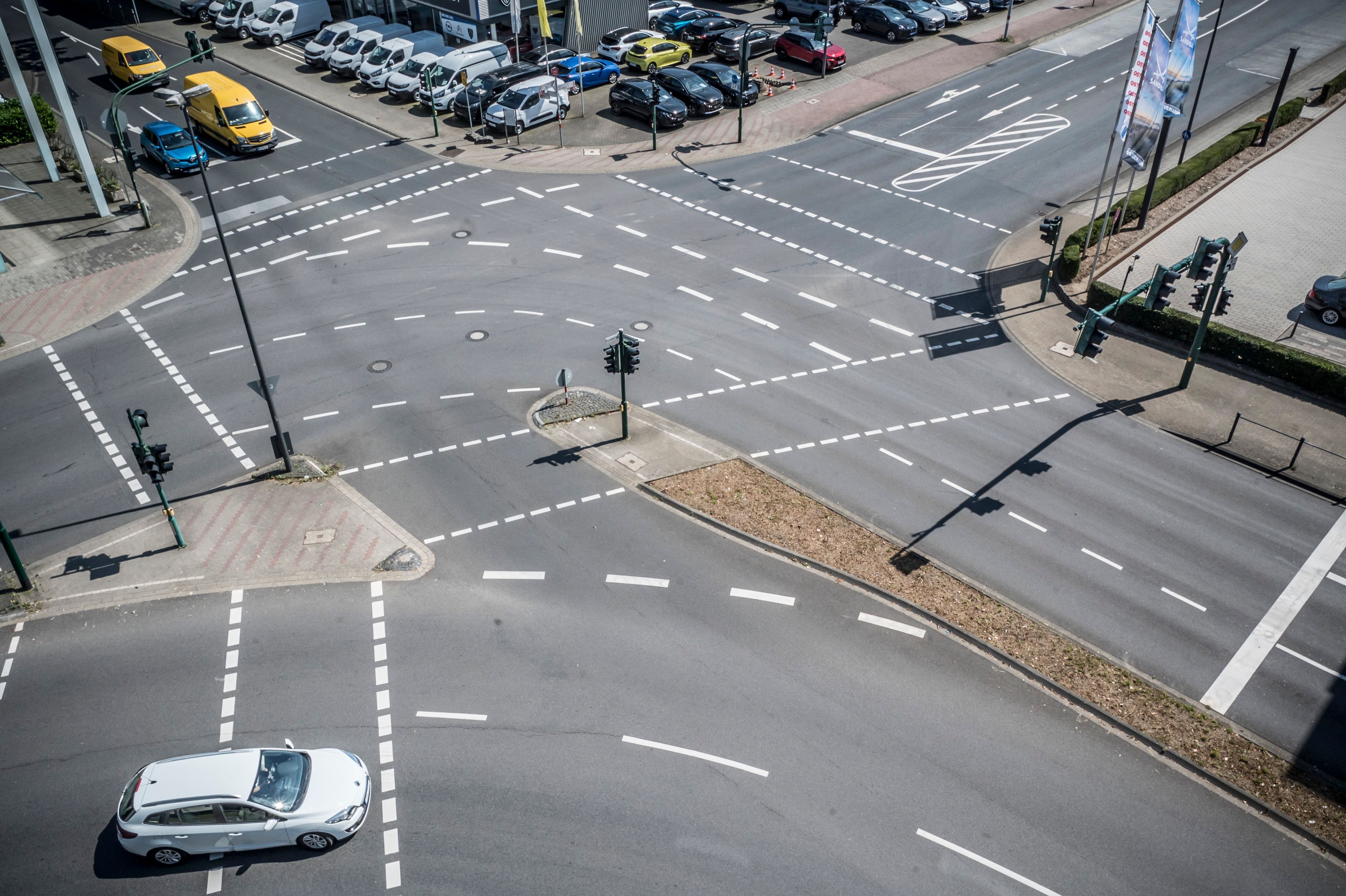 Wo es versiegelt ist, wird es heiß. Viel Asphalt gibt es in Leverkusen, zum Beispiel an der B8, Ecke Manforter Straße.
