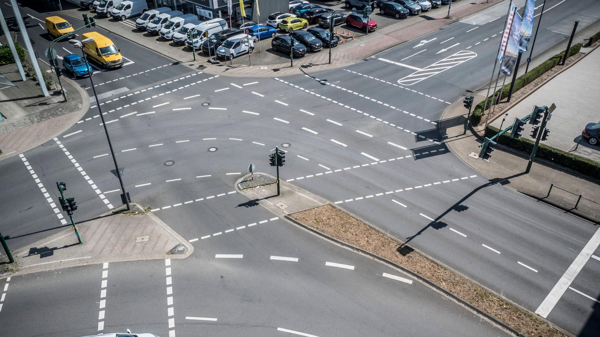 Wo es versiegelt ist, wird es heiß. Viel Asphalt gibt es in Leverkusen, zum Beispiel an der B8, Ecke Manforter Straße.