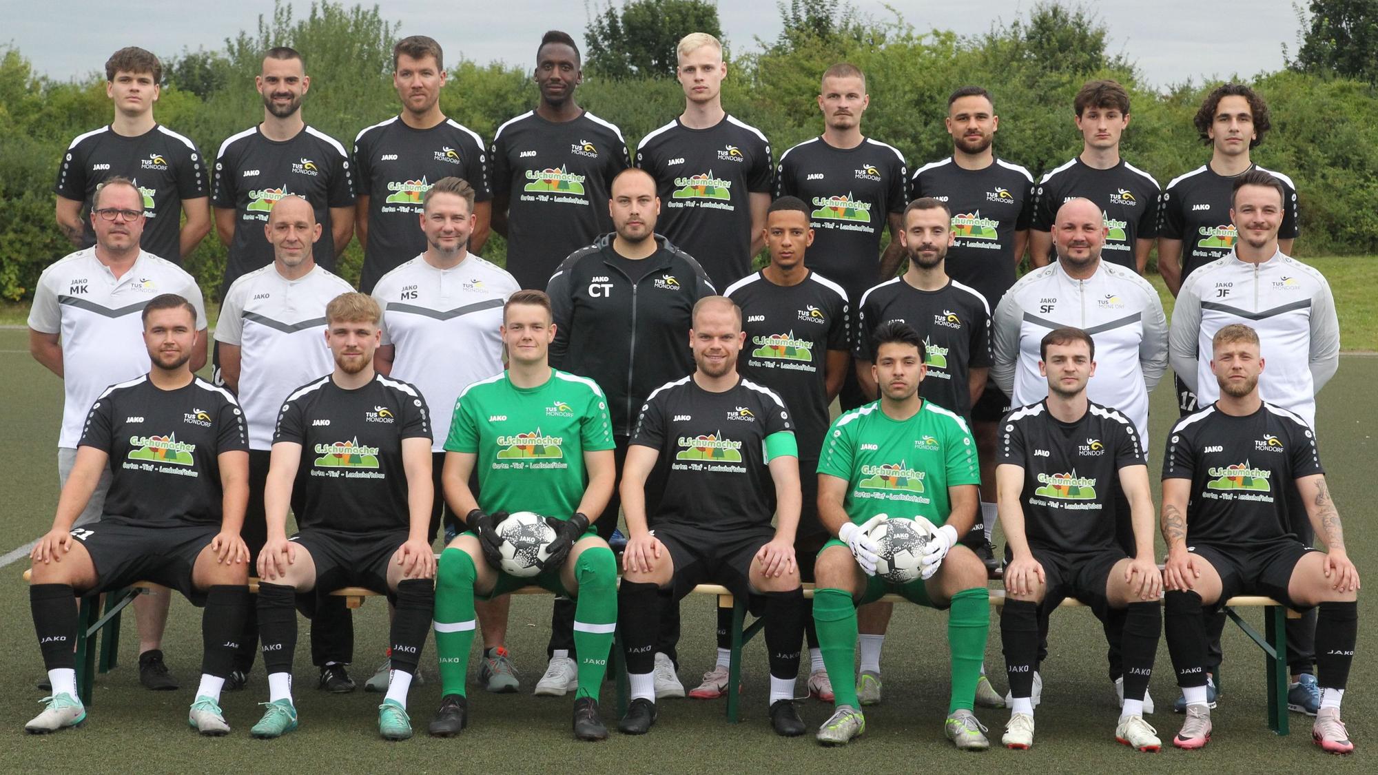Luca Leon Viola (oben, von links), Robin Tomiczek, Aaron Wieland, Olivier Sebudandi, Simon Krämer, Danny Matzdorf, Ilias Merzouk, Kilian Schmied, Ioannis Simeonidis, Abteilungsleiter Martin Krämer (Mitte, von links), Co-Trainer Samir Bahri, Betreuer Martin Schwanke, Medienbeauftragter Christoph Tiroux, Nachwone Zio, Lindit Gashi, Co-Trainer Sascha Fälber, Trainer Julian Fälber, Marc Wolf (unten, von links), Nico Schönborn, Jens Born, Maximilian Orth, Elias Dresen, Jonathan Partheil und Noah Pfeil vom TuS Mondorf.