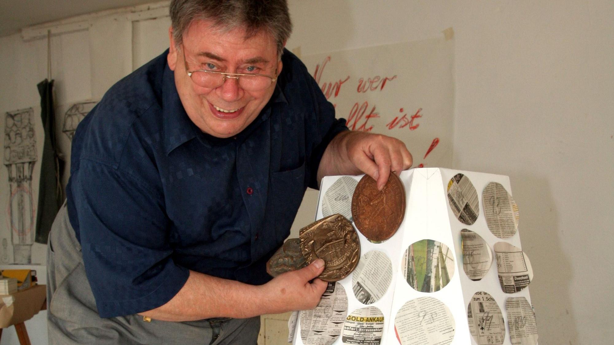 Walter Jansen am Modell des Trinkwasserbrunnens in Odenthal zwischen Rathaus und Bauamt.