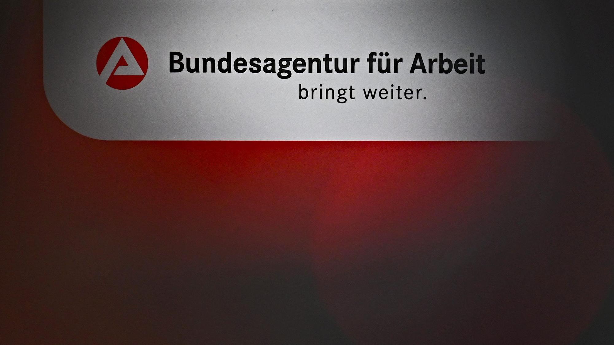 Blick auf das Logo der Bundesagentur für Arbeit.