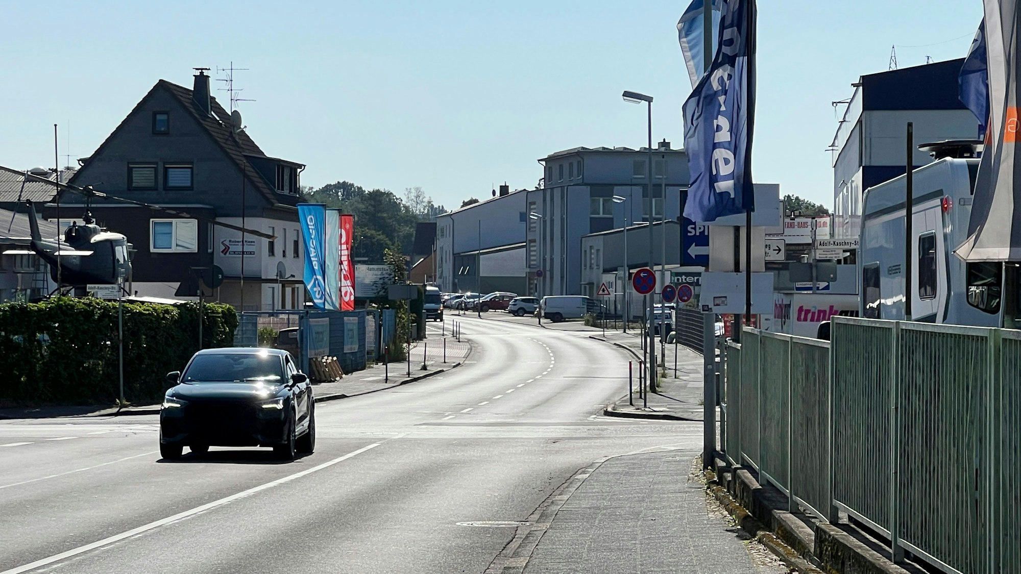 Kühl bleibt es nur unter Bäumen. Wo die Stadt versiegelt ist und keine Bäume stehen, wird es heiß.