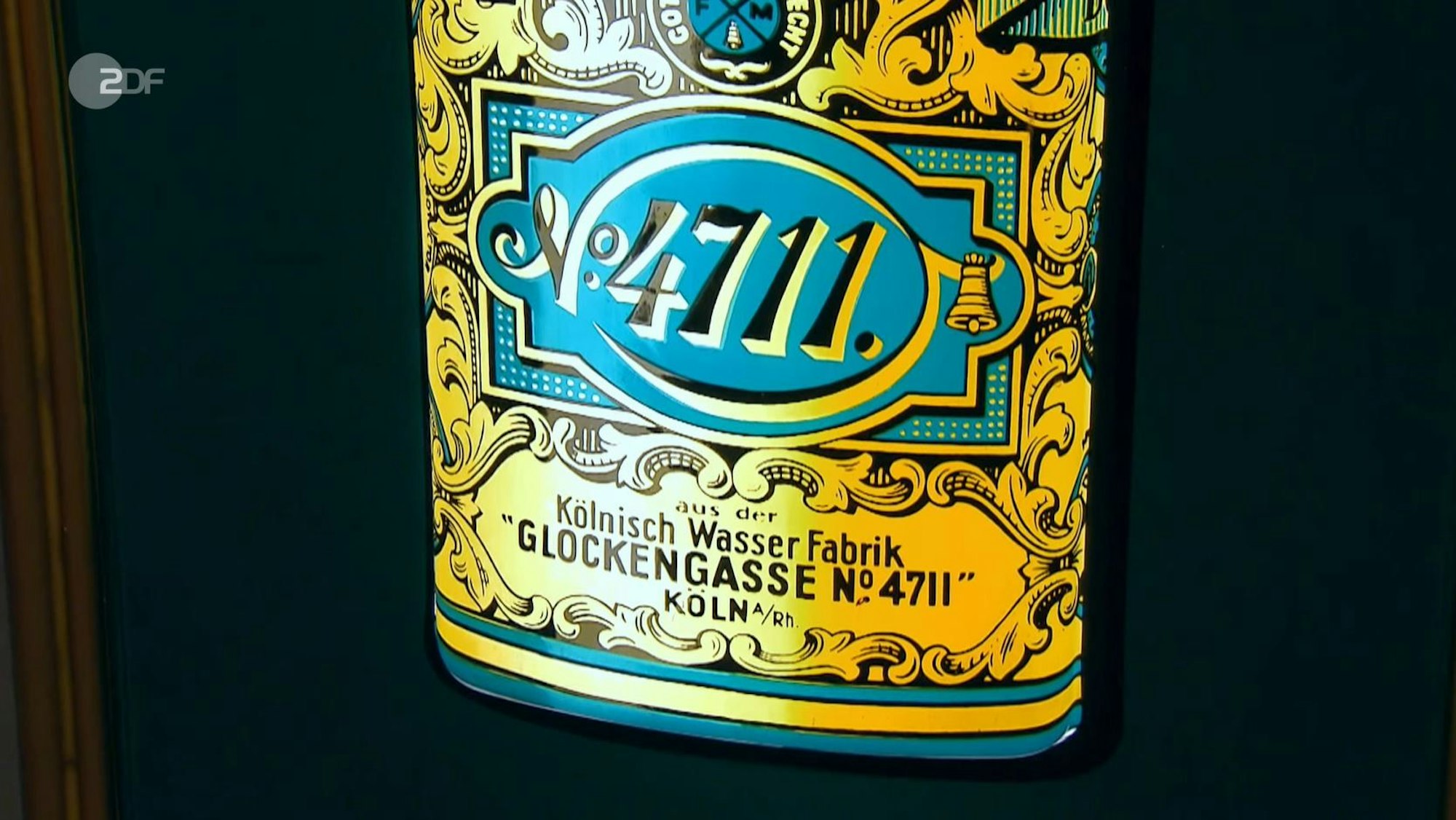 Die Flasche Kölnisch Wasser ist auf der Leuchtreklame dreidimensional hervorgehoben.