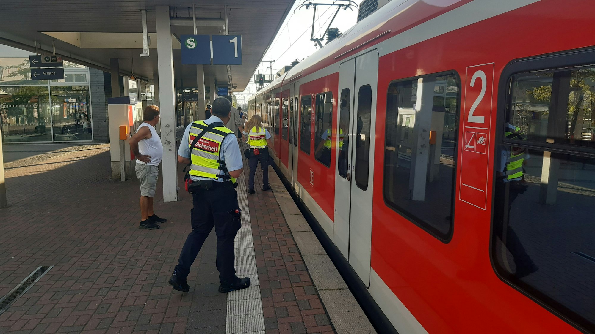 Auf dem Foto ist ein Bahnsteig am Bahnhof Horrem zu sehen.