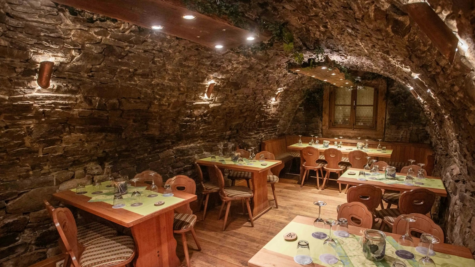 63 Sitzplätze auf 90 Quadratmetern gibt es im urigen „Römerkeller“, der 1988 mitten in Waldbröl hergerichtet worden ist.