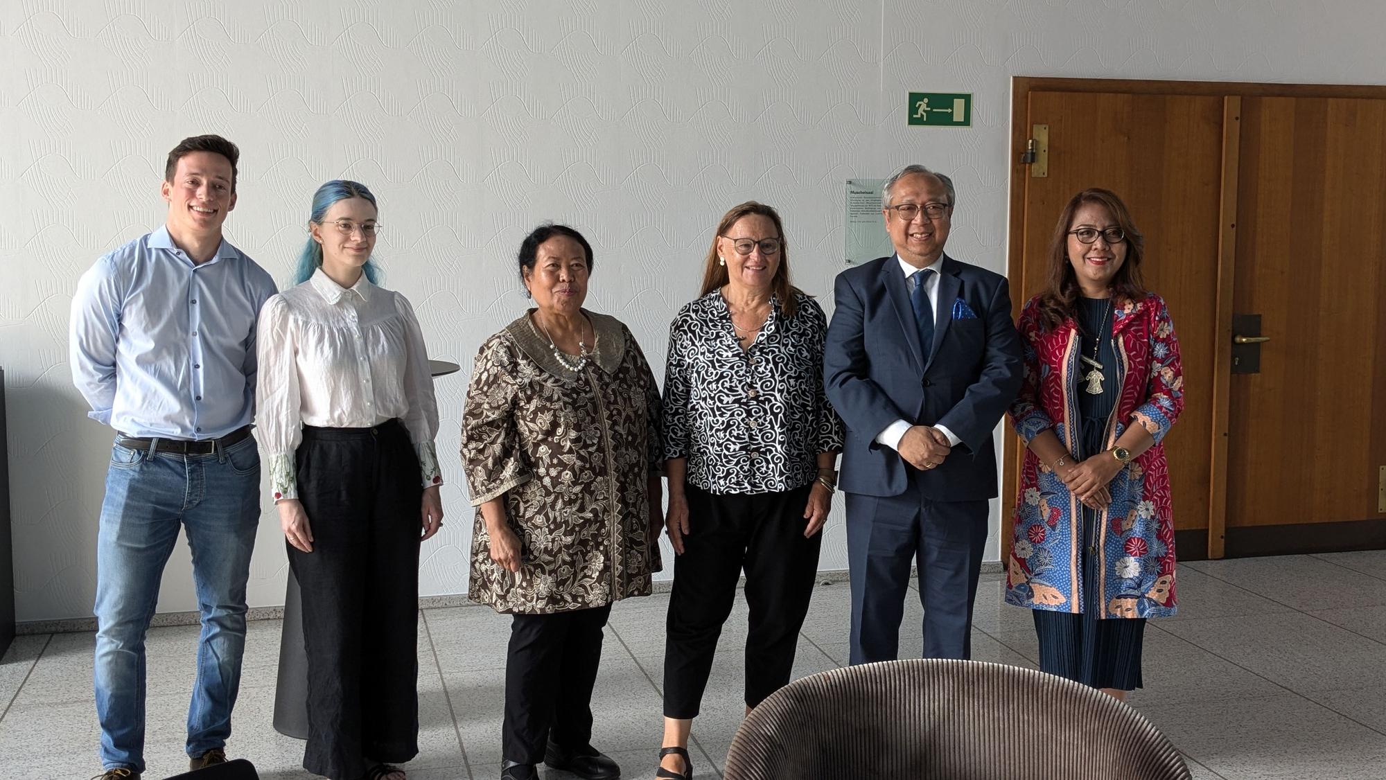 Gruppenfoto mit den Initiatoren der Cologne Summer School Indonesien