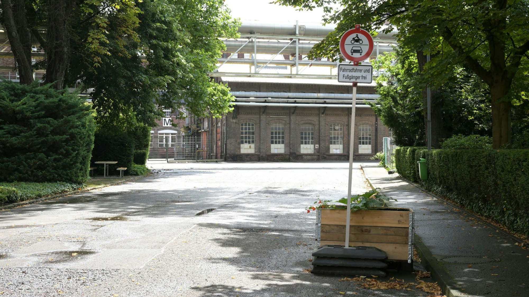 Eine kleine Auswahl von Schildern und kniffeligen Situationen für Fahrradfahrer zwischen Gronau und Heidkamp.