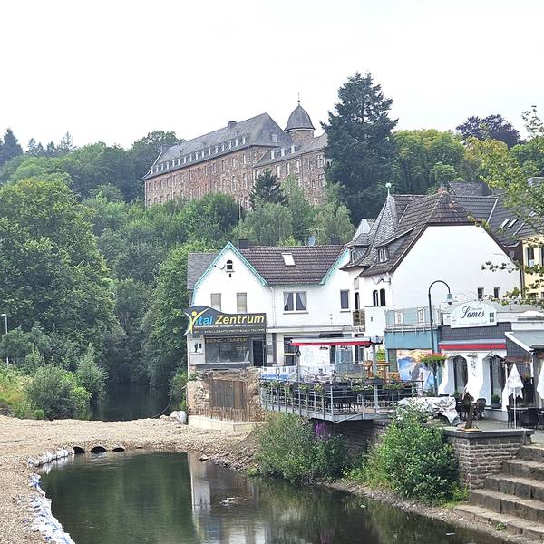Blick auf die Furt, die aus Kies besteht. Im Hintergrund ist das Schleidener Schloss zu sehen.