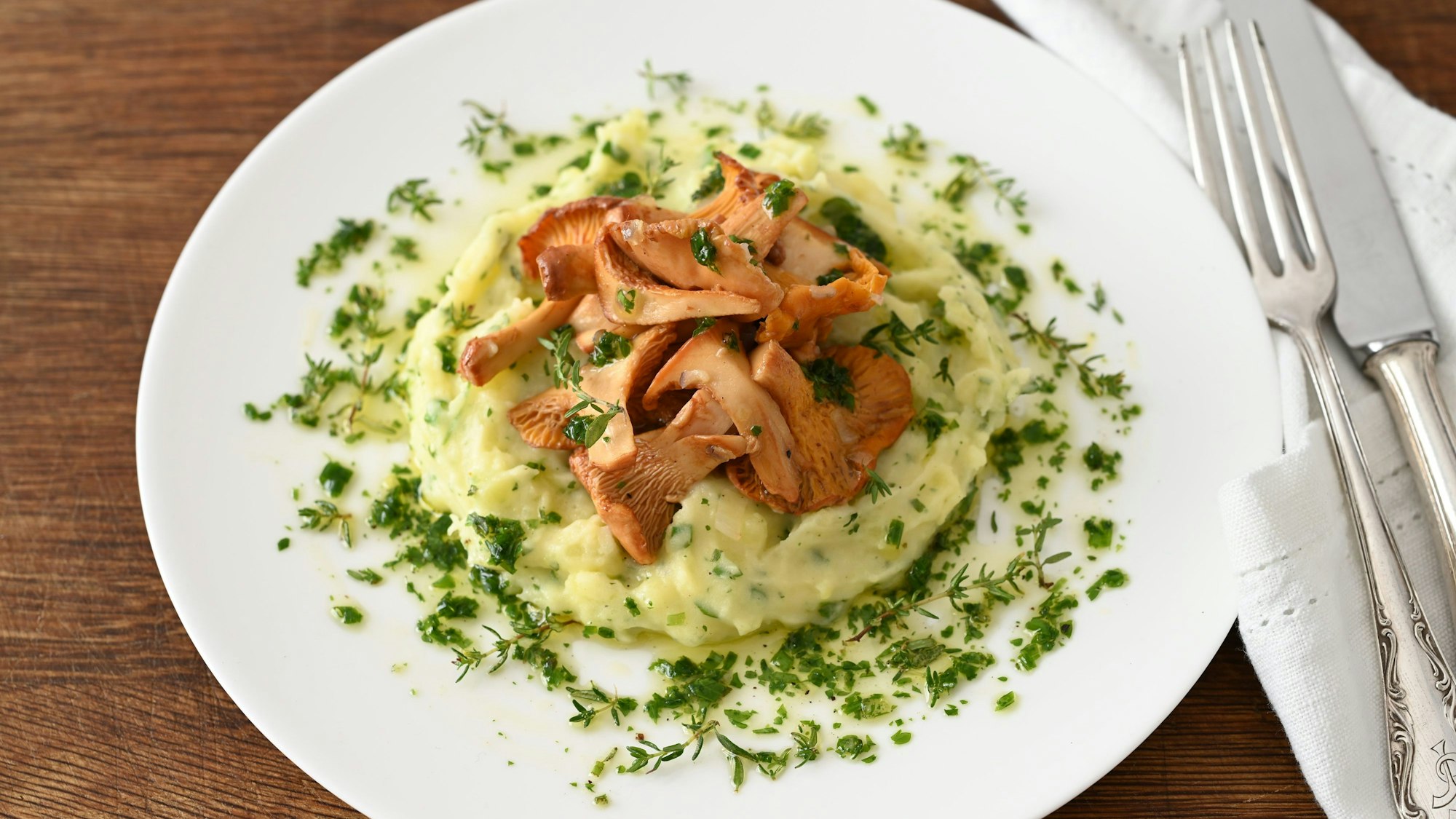 ILLUSTRATION - Das Spiel mit den Texturen: Die relativ knackigen Pfifferlinge werden auf einem schön cremigen Bett aus Kartoffelpüree platziert.