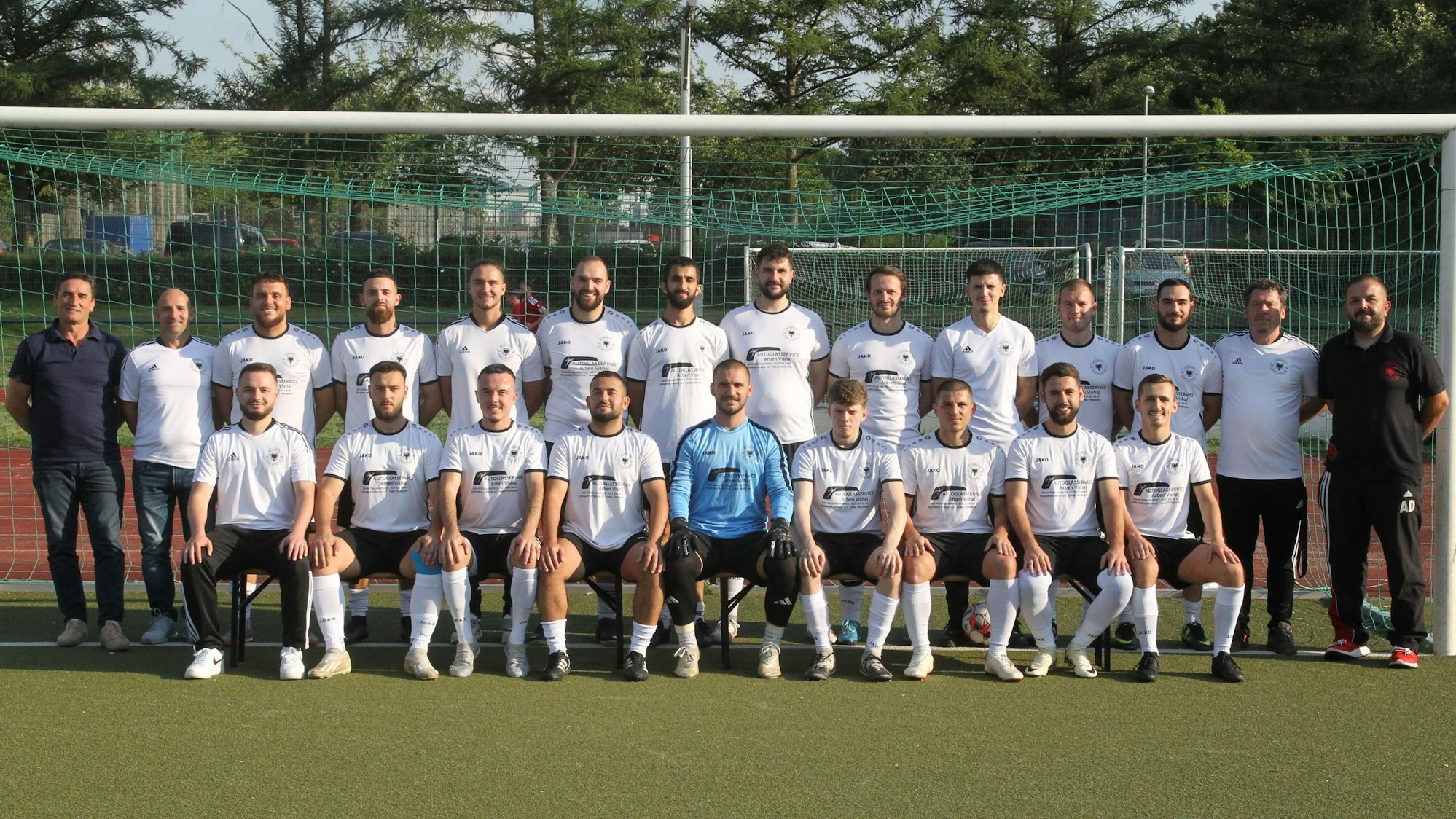 Vorsitzender Izet Nuradini (oben, von links), Beisitzer Sehat Shala, Endrrit Qestaj, Nexhbedin Qestaj, Denis Shala, Besart Osmani, Mohamed Channouf Charki, Besart Ademi, Florim Hamiti, Endrit Gervalla, Atdhe Zekaj, Veton Popova, Co-Trainer Xhemshit Azemi, Trainer Arton Delijaj, Egzon Ademi (unten, von links), Leonard Gllozhnja, Muhamet Thaqi, Luan Qestaj, Hikmet Bajrami, Ilir Zekaj, Dardan Delijaj, Gent Cakolli und Jakup Kameri vom FC Kosova Sankt Augustin.