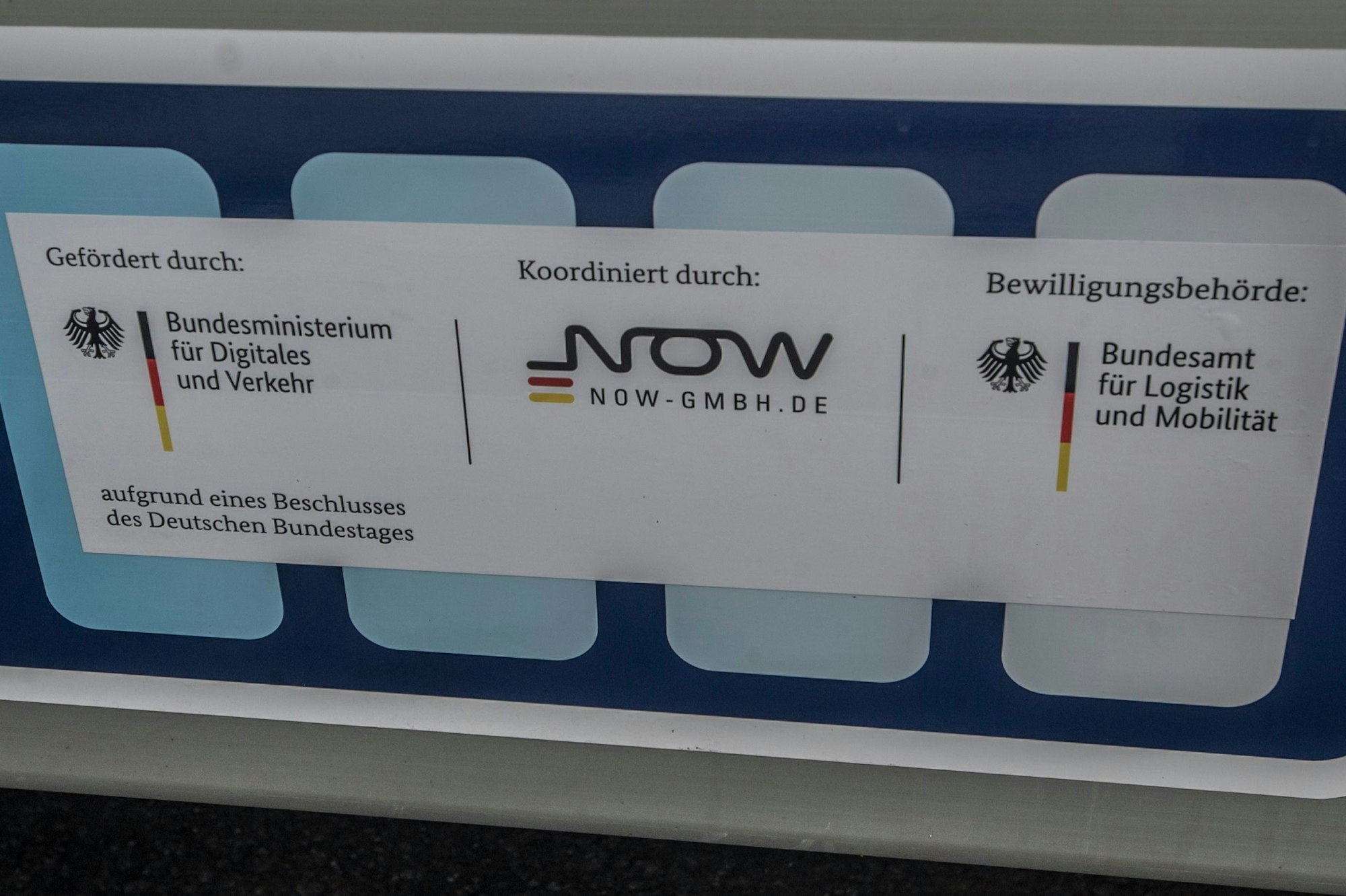 Der Subventions-Aufkleber.