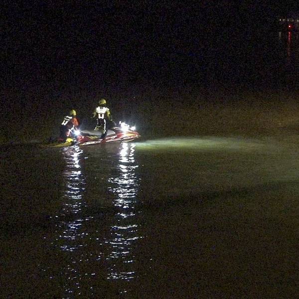 Einsatzkräfte der Feuerwehr, Wasserschutzpolizei und Polizei suchen im Rhein nach einem Fahrzeug (Archivfoto).