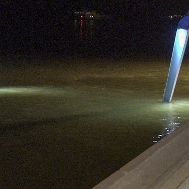Einsatzkräfte der Feuerwehr, Wasserschutzpolizei und Polizei suchen im Rhein nach einem Fahrzeug (Archivfoto).