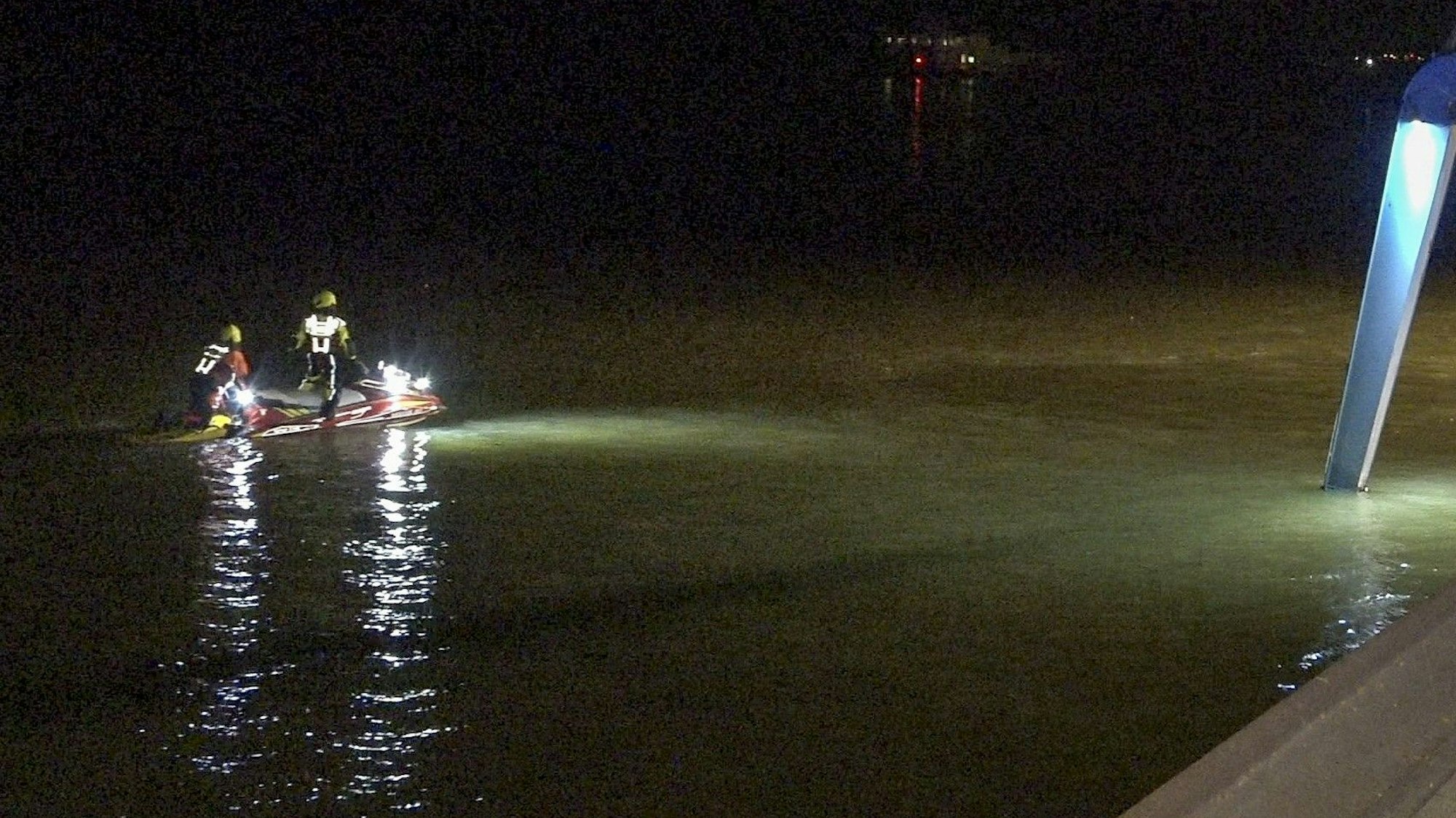 Einsatzkräfte der Feuerwehr, Wasserschutzpolizei und Polizei suchen im Rhein nach einem Fahrzeug (Archivfoto).