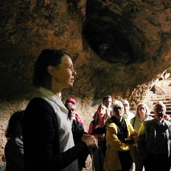 Dr. Anne Katharina Zschocke und eine Gruppe Menschen stehen in der Kakushöhle bei Mechernich.