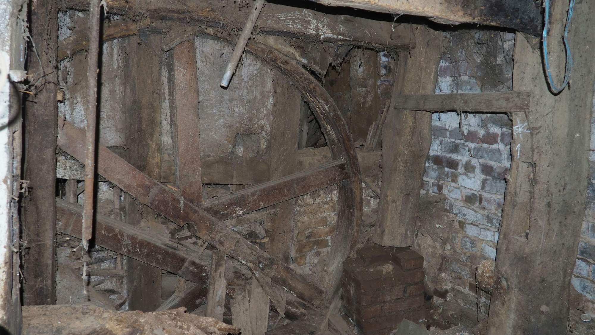 Ein altes Mühlrad ist in der Wand zu erkennen.