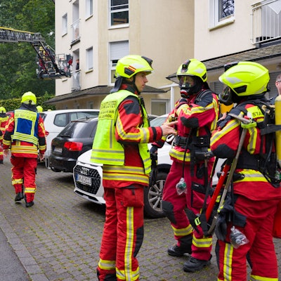 Die Rettung von Menschenleben hatte für die Waldbröler Feuerwehr bei der Großübung in und an einem Wohnheim am Schaumburgweg oberste Priorität.