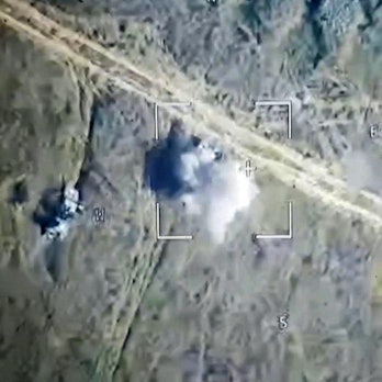 Dieser vom russischen Verteidigungsministerium veröffentlichte Screenshot soll einen Drohnenangriff auf gepanzerte Fahrzeuge der Ukraine in der Region Kursk in Russland zeigen.