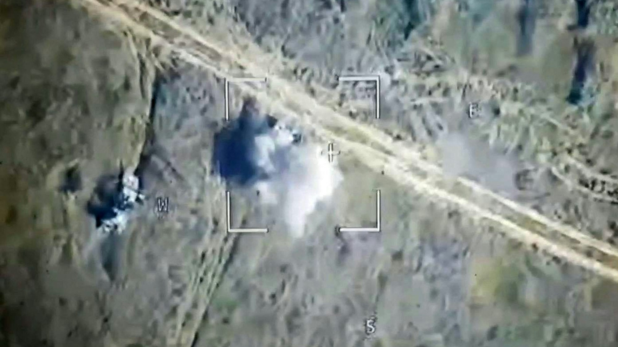 Dieser vom russischen Verteidigungsministerium veröffentlichte Screenshot soll einen Drohnenangriff auf gepanzerte Fahrzeuge der Ukraine in der Region Kursk in Russland zeigen.