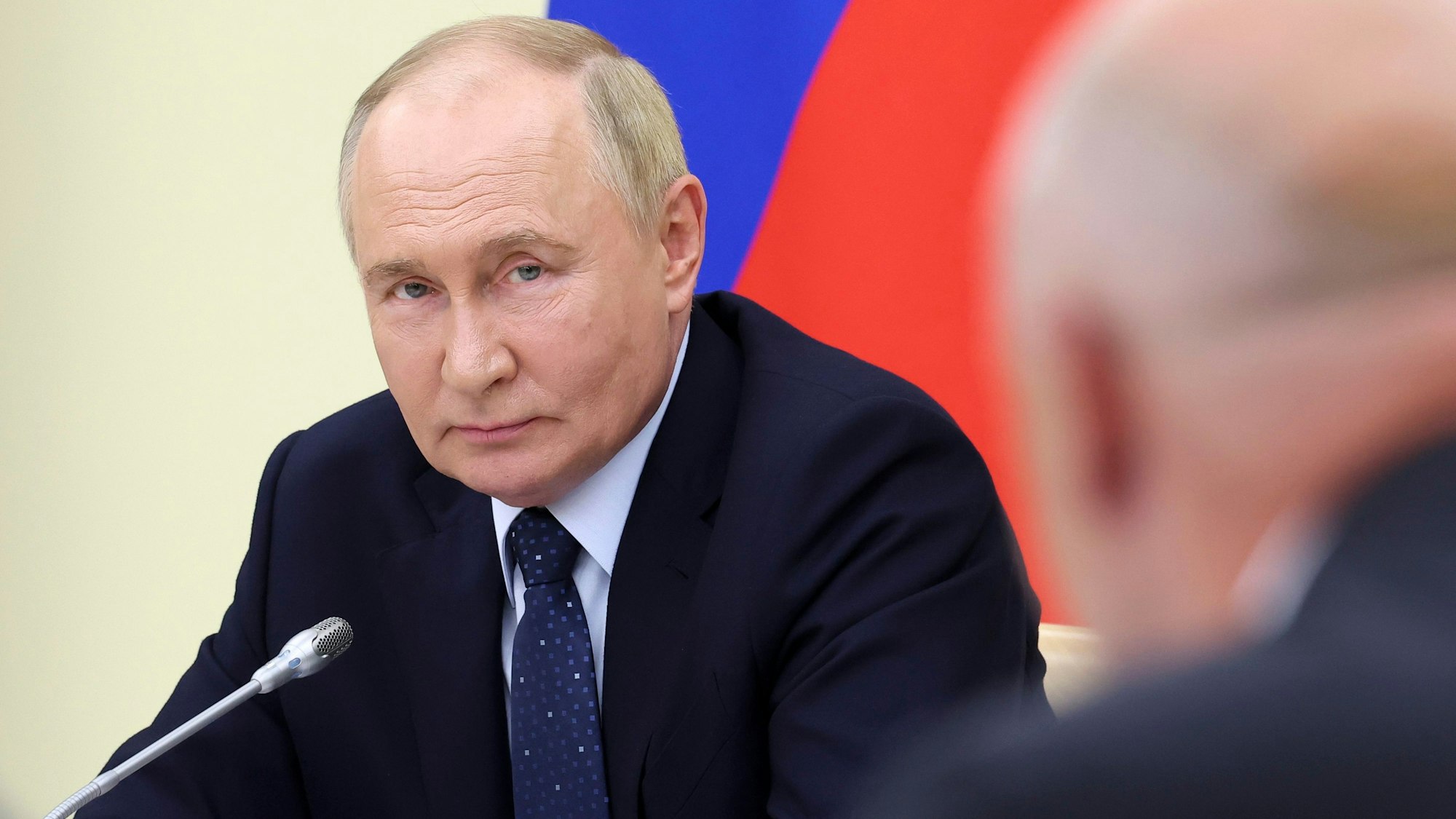 Wladimir Putin bei einer Kabinettssitzung. Der Kremlchef äußerte sich am Mittwoch erstmals zu den Gefechten in der Region Kursk.