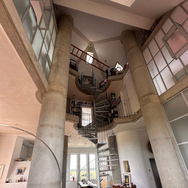 Ein Blick auf den ungewöhnlichen Wohnraum im Glockenturm.