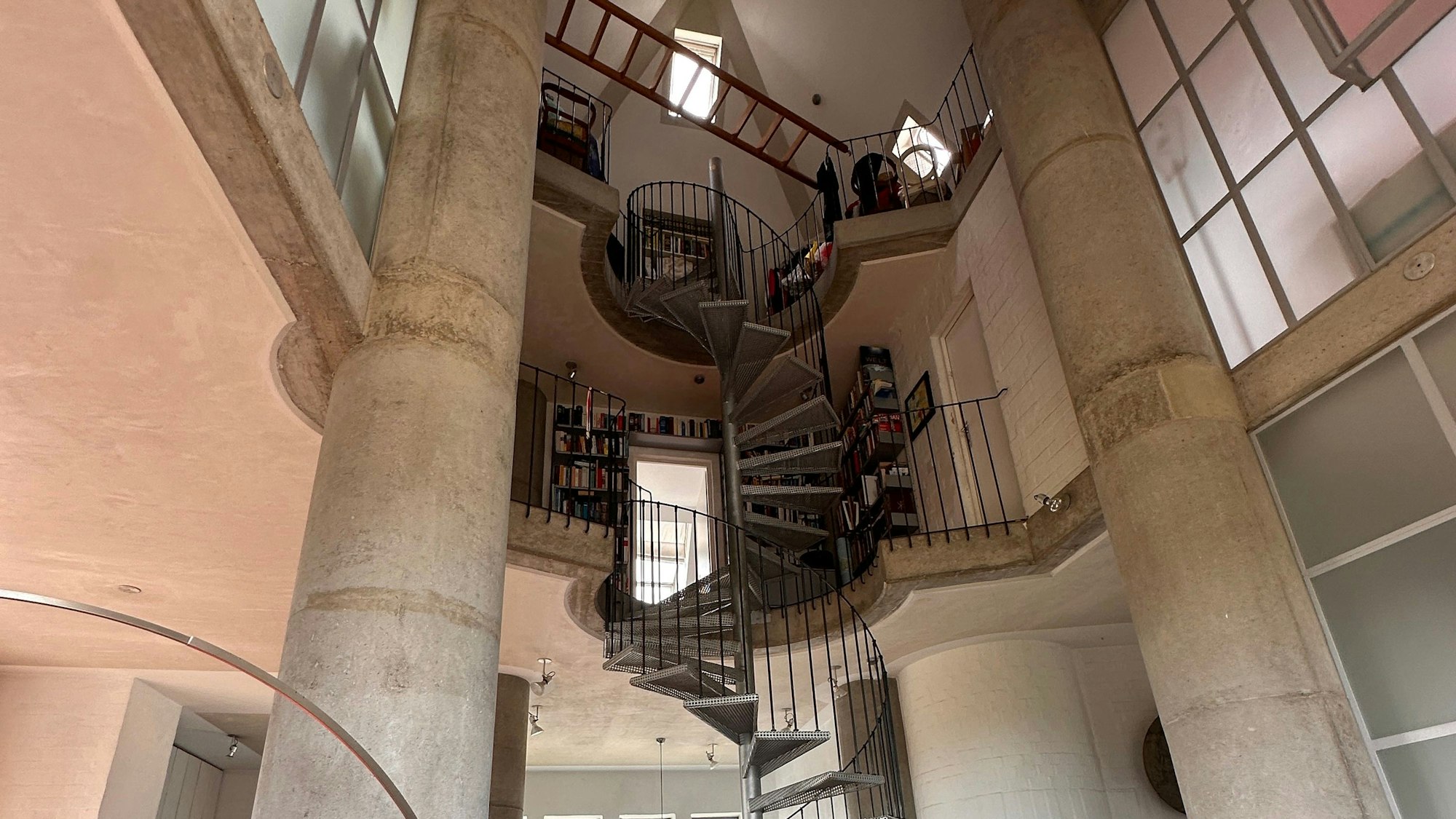 Ein Blick auf den ungewöhnlichen Wohnraum im Glockenturm.