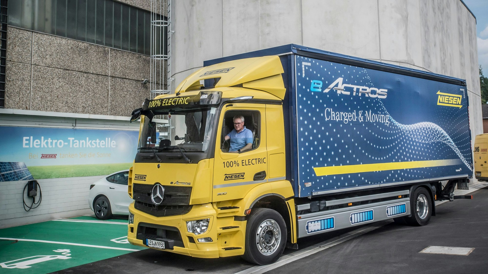 Die elektrischen Mercedes von Niesen sind an der Aufschrift von außen erkennbar. Und weil sie leise sind.