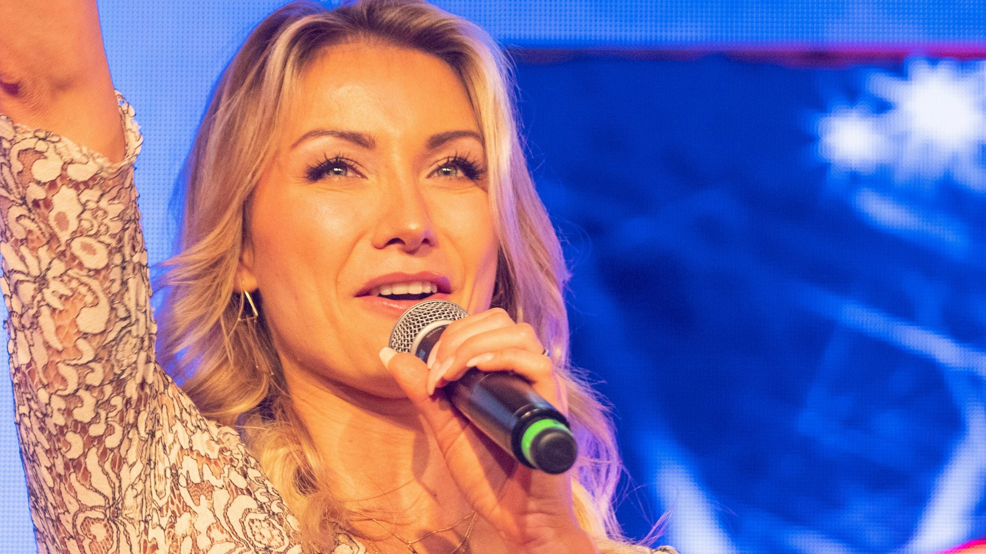 Anna-Carina Woitschack bei einem Konzert 2022