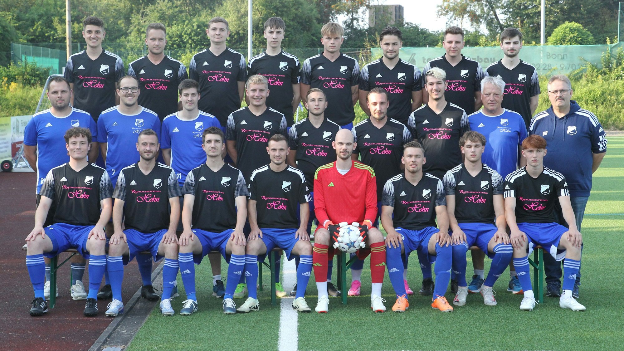 Matthias de Vries (oben, von links), Maximilian Schiffler, Christoph de Vries, Joshua Tobola, Ben Oberscheid, Alex Limbach, Oliver Becker, Thomas Hildebrand, Trainer Sebastian Hunjet (Mitte, von links), Spielertrainer Daniel Löbbert, Co-Trainer Kilian Krybus, Leonard Schwamborn, Jascha Welke, Tim Passler, Christoph Kever, Teammanager Hans Hohn, Betreuer Dirk Reinartz, Niklas Kesting (unten, von links), Andreas Kinzel, Leon Bartke, Stefan Kinzel, Fabian Demmer, Ivan Denysenko, Linus Hermel und Max Enkrich vom TuS Birk.