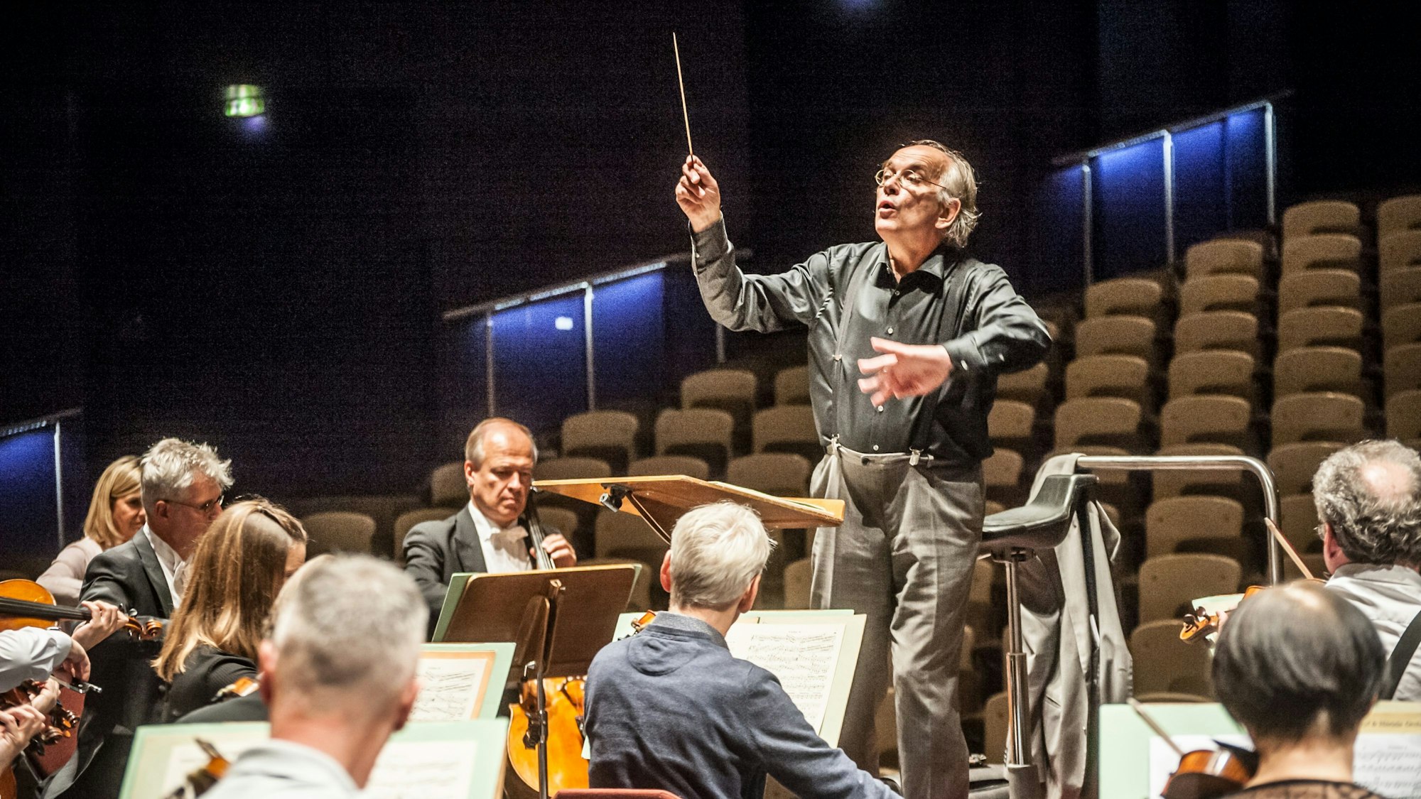 Dirk Joeres dirigiert die Westdeutsche Sinfonia Leverkusen.