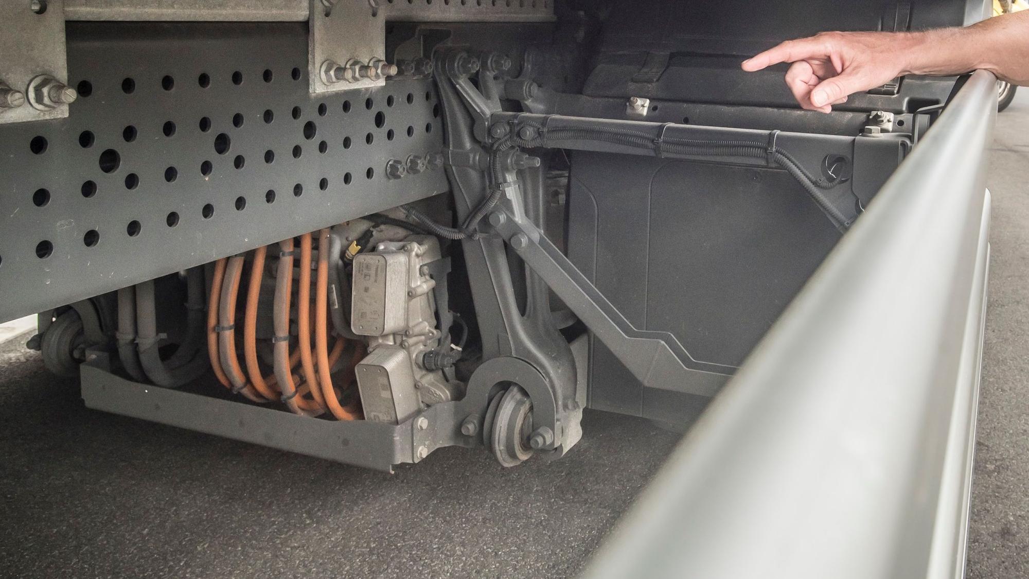 Blick unter die Ladefläche: Die Motoren sind direkt an die Räder gebaut.