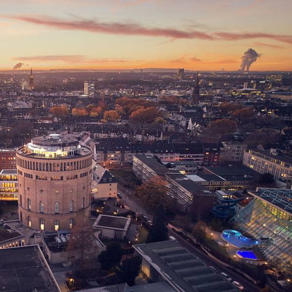 Das Wasserturm-Hotel in der Dämmerung