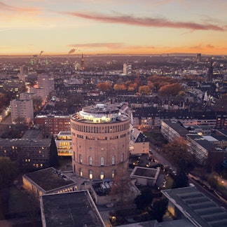 Das Wasserturm-Hotel in der Dämmerung