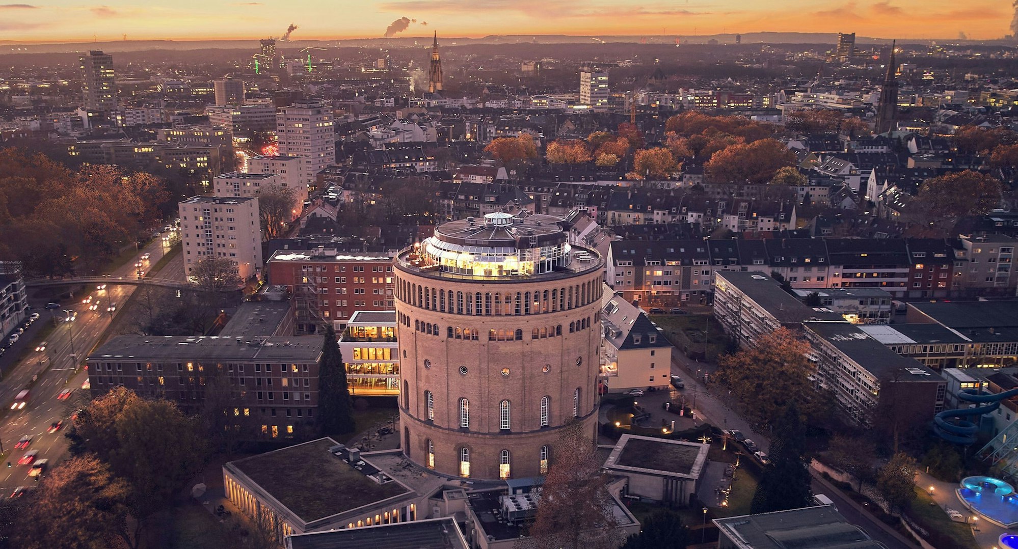 Das Wasserturm-Hotel in der Dämmerung