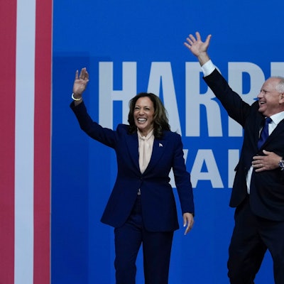 Die demokratische Präsidentschaftskandidatin Kamala Harris und ihr Vizepräsidentschaftskandidat Tim Walz kommen zu einer Wahlkampfveranstaltung.
Kamala Harris will zusammen mit Tim Walz die Wahl in den USA gewinnen.