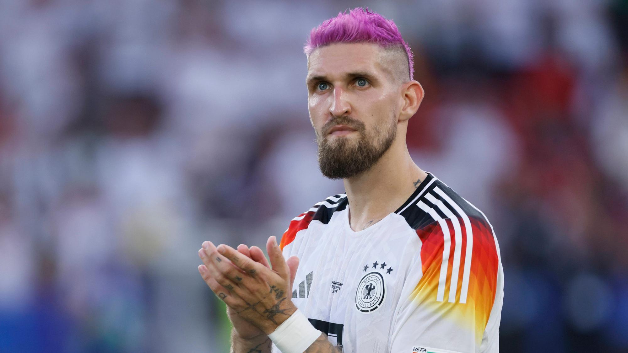 Färbte sich während der EM die Haare pink: Leverkusens Robert Andrich.