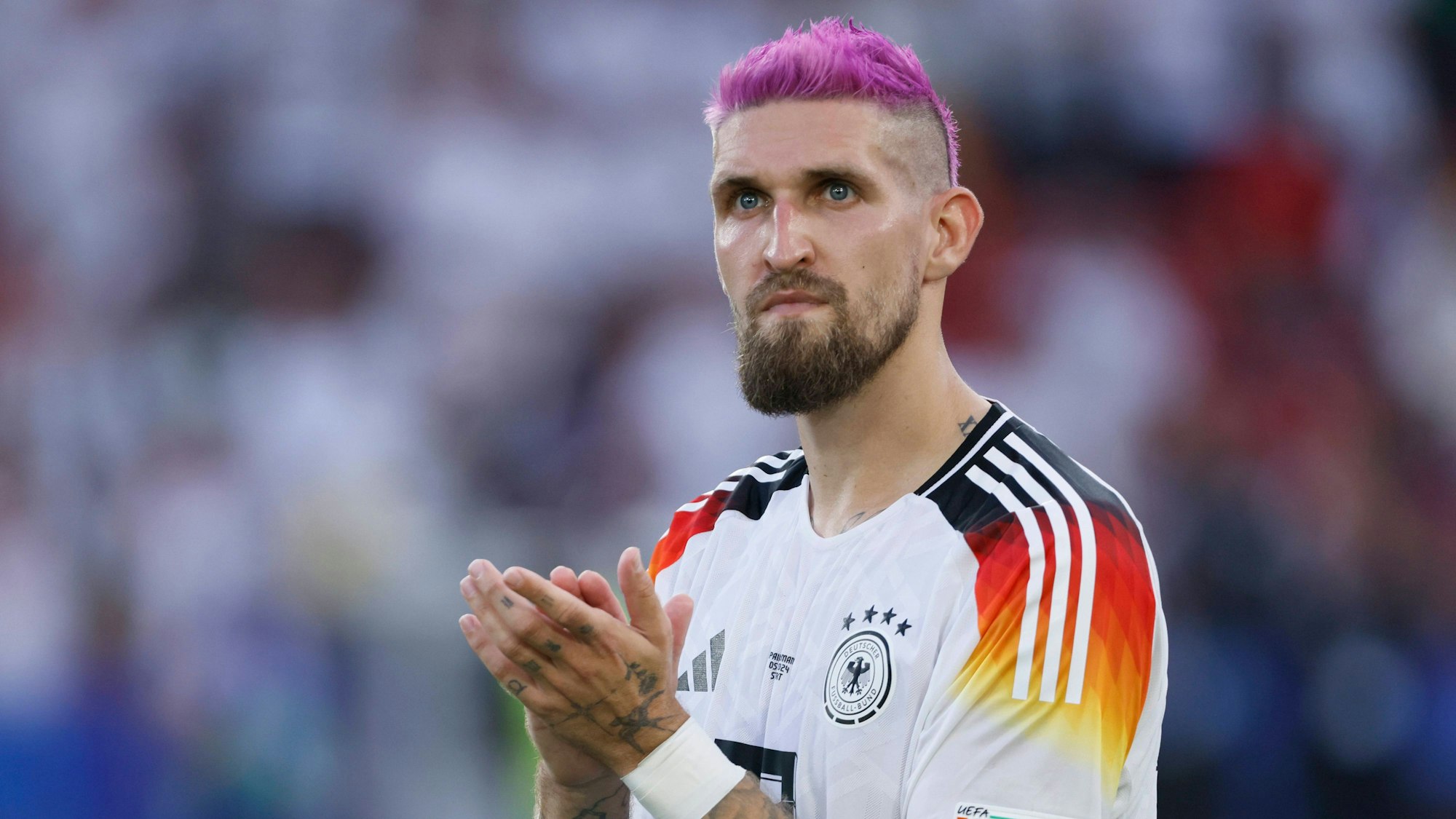 Färbte sich während der EM die Haare pink: Leverkusens Robert Andrich.